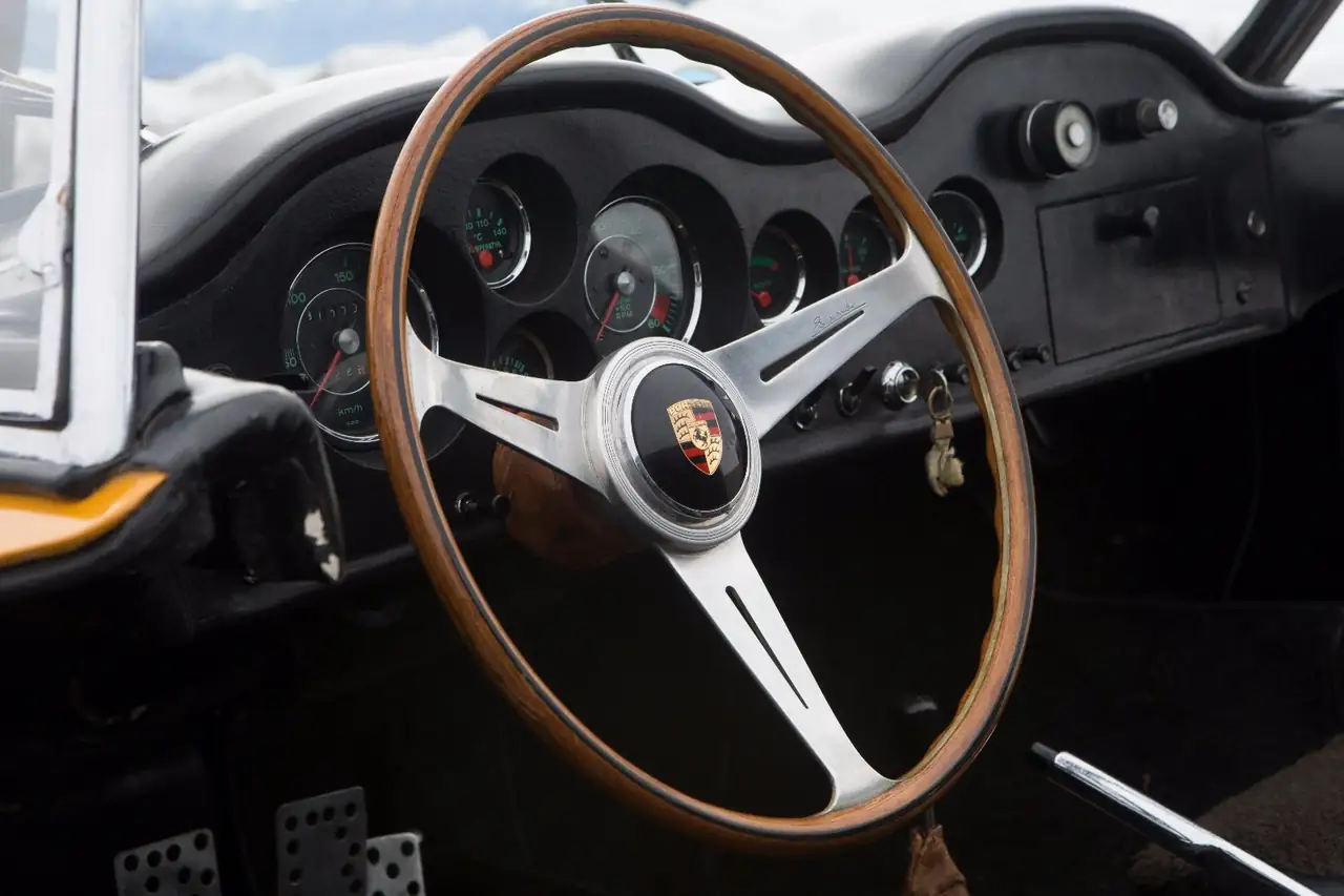 Cockpit mit Holzlenkrad