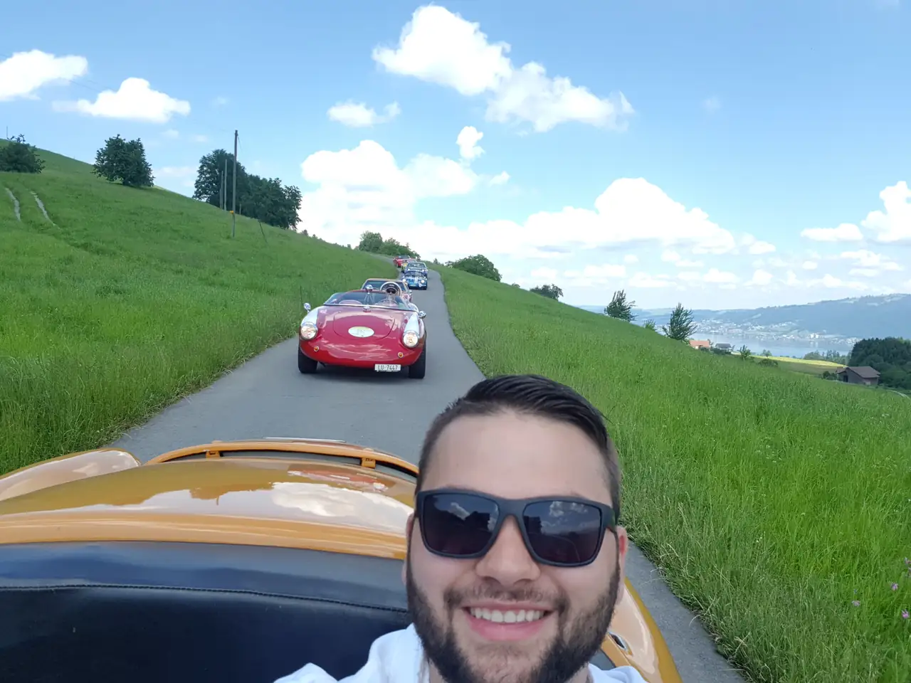 Mario Dellsperger am Steuer eines offenen Klassikers auf einer Landstrasse