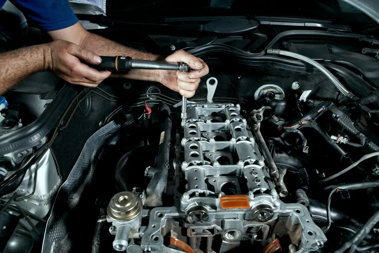 Hände bei der Arbeit am Motor