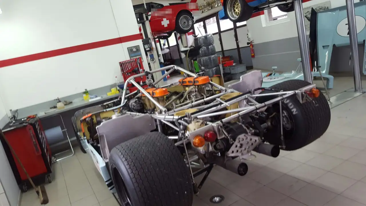 Rennwagen-Chassis mit Gitterrohrrahmen in der Werkstatt