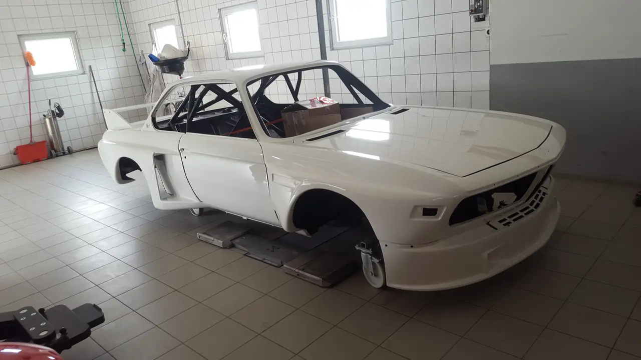 Weisse Rohkarosserie eines BMW Coupés in der Werkstatt