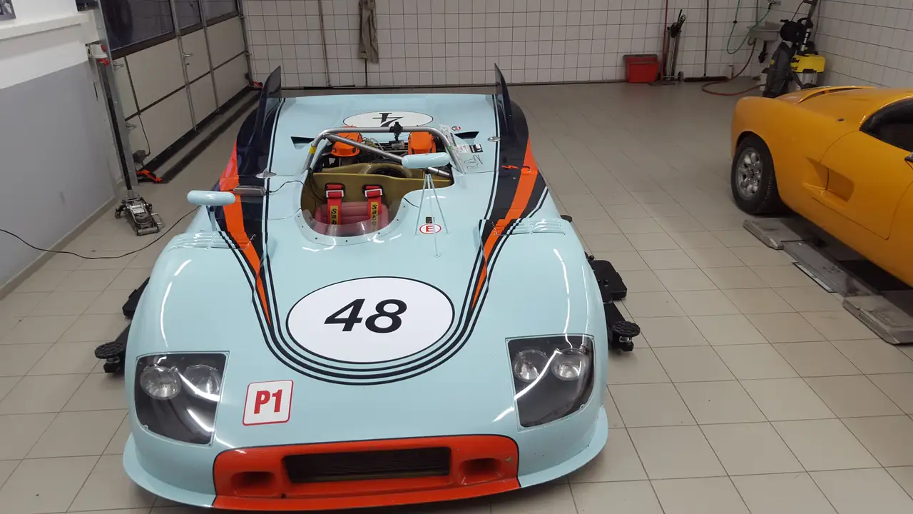 Hellblauer Rennwagen in der Werkstatt