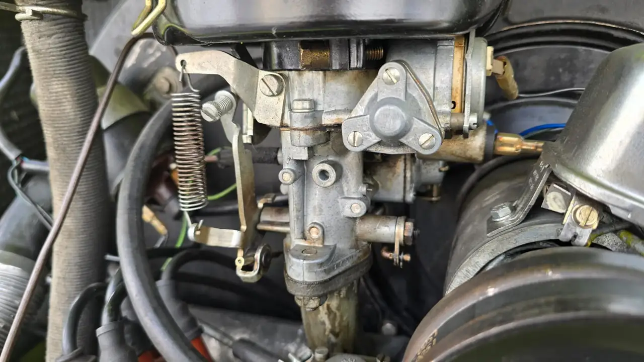 Vergaser eines Oldtimers im Motorraum